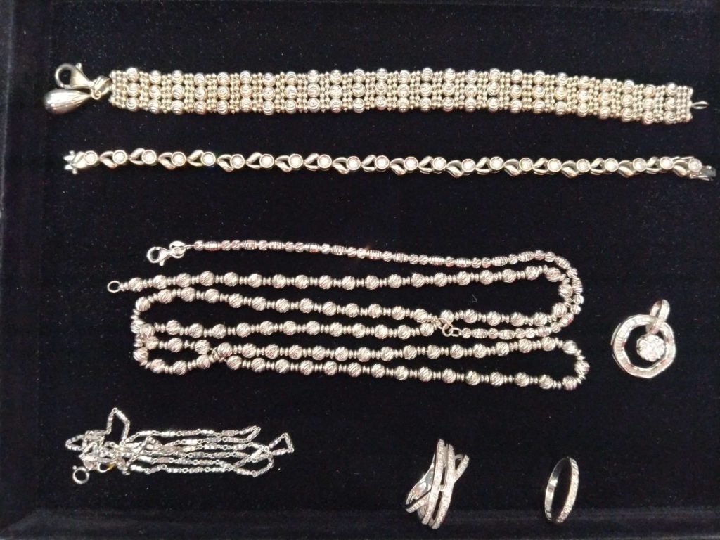 This image has an empty alt attribute; its file name is white-gold-1024x768.jpg