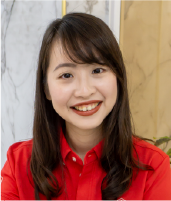 女性スタッフ