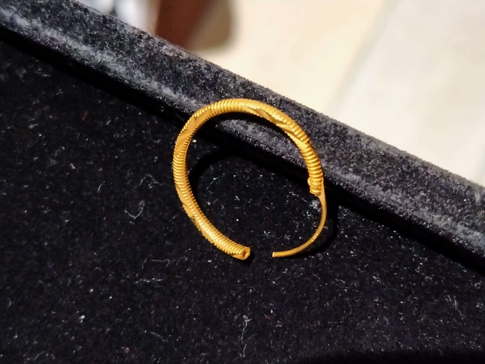 916 gold earring