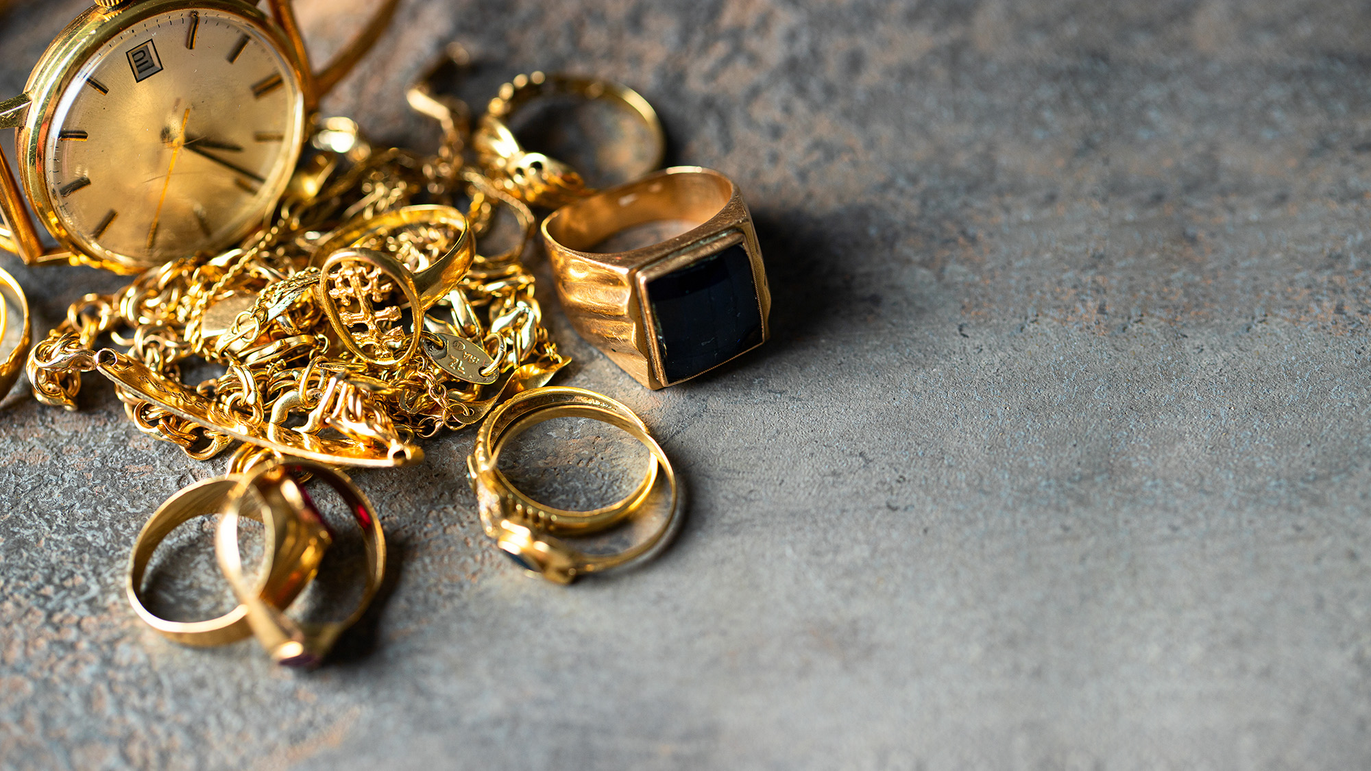 My jewelry is discolored! Do gold and platinum oxidize?